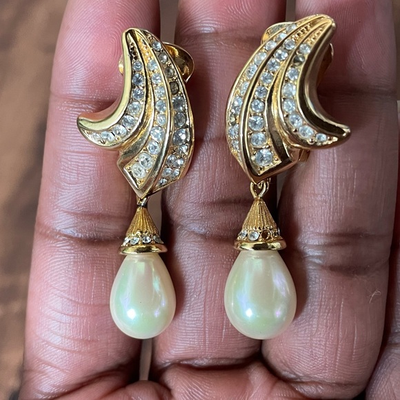 CHRISTIAN DIOR Vintage Teardrop Pearl earrings - Picture 1 of 4